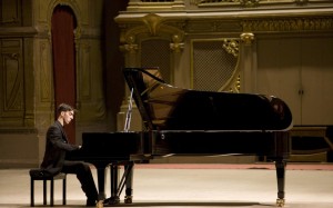 Il Maestro Alessio Paolizzi al Pianoforte